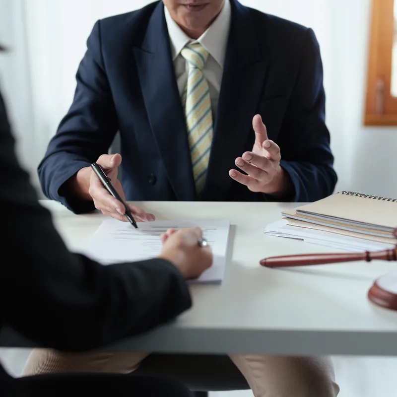 Parere Legale — avvocato durante consulenza giuridica con cliente